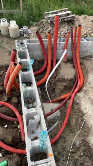 Instalace flexi trubek do základové desky