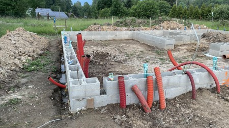 Instalace flexi trubek do základové desky