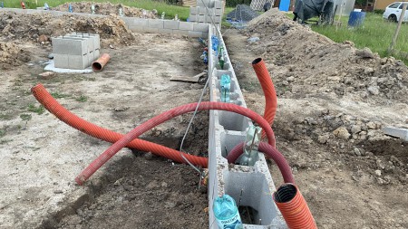 Instalace flexi trubek do základové desky