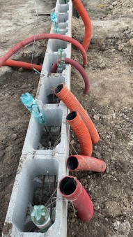 Instalace flexi trubek do základové desky