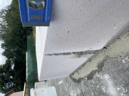 Založení první řady obvodových stěn
