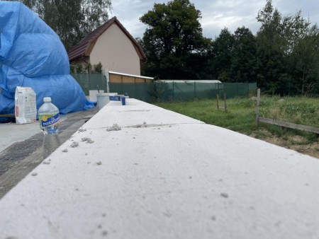 Založení první řady obvodových stěn