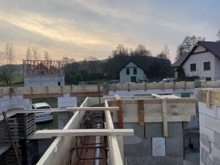 Stavba bednění pro ŽB věnec v 1.NP