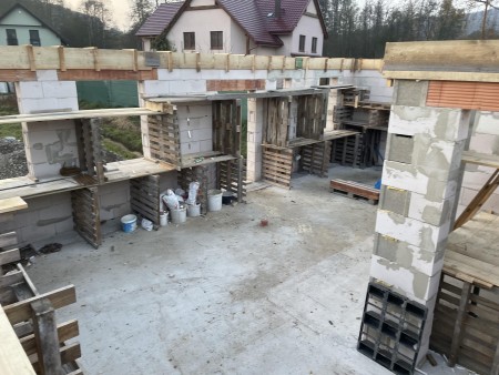Stavba bednění pro ŽB věnec v 1.NP