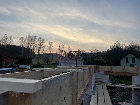 Stavba bednění pro ŽB věnec v 1.NP