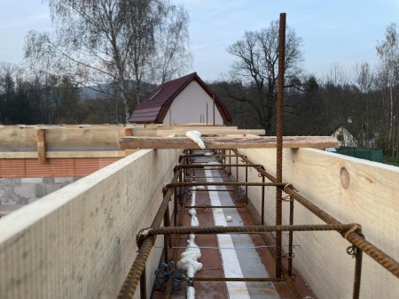Stavba bednění pro ŽB věnec v 1.NP