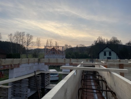 Stavba bednění pro ŽB věnec v 1.NP