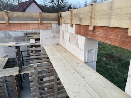 Stavba bednění pro ŽB věnec v 1.NP