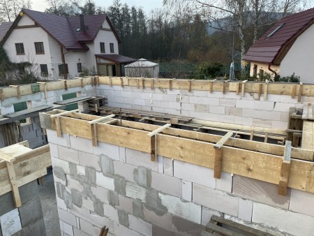 Stavba bednění pro ŽB věnec v 1.NP